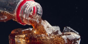 Що стається з організмом при щоденному вживанні газованих напоїв: думка дієтологів
