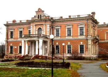 Російський удар знищив історичну пам’ятку на Сумщині: палац Харитоненка перетворився на руїни