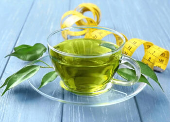 Не лише вода: експерти назвали 6 напоїв, які можуть допомогти схуднути