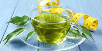 Не лише вода: експерти назвали 6 напоїв, які можуть допомогти схуднути