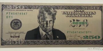 У США вперше за понад століття можуть запровадити нову банкноту: на ній хочуть розмістити портрет Трампа, — WP