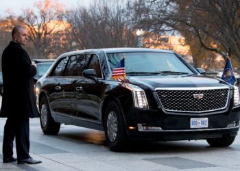 Фортеця на колесах: що відомо про легендарний лімузин Трампа «The Beast», який помітили у Китаї