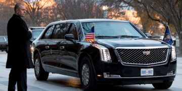 Фортеця на колесах: що відомо про легендарний лімузин Трампа «The Beast», який помітили у Китаї