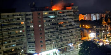 Російський дрон влучив у багатоповерхівку в Румунії: виникла пожежа, постраждали двоє людей