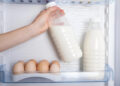 7 продуктів, які не варто зберігати у дверцятах холодильника