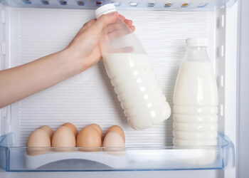 7 продуктів, які не варто зберігати у дверцятах холодильника