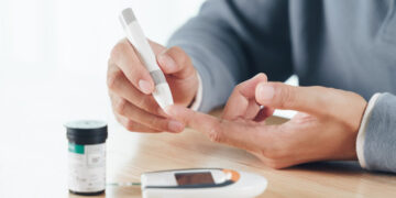 Приховані сигнали організму: 6 симптомів, які можуть свідчити про підвищений рівень цукру в крові