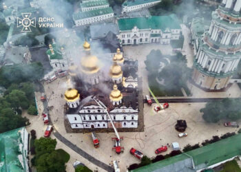 Масована атака на Київ: у вогні опинилася Києво-Печерська лавра