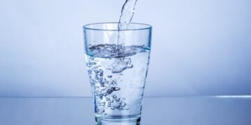 Скільки води потрібно пити щодня, щоб знизити ризик каменів у нирках: поради дієтологині