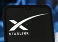 Starlink захоплює небо: які авіакомпанії вже пропонують супутниковий інтернет у літаках