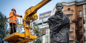 У Києві почали знімати захисні конструкції з пам’ятників: у КМДА пояснили причину
